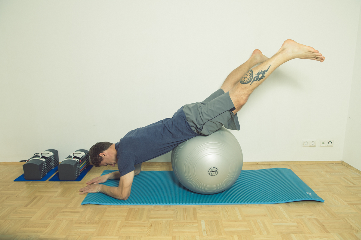 Gymnastikball Übungen Beine öffnen und schließen