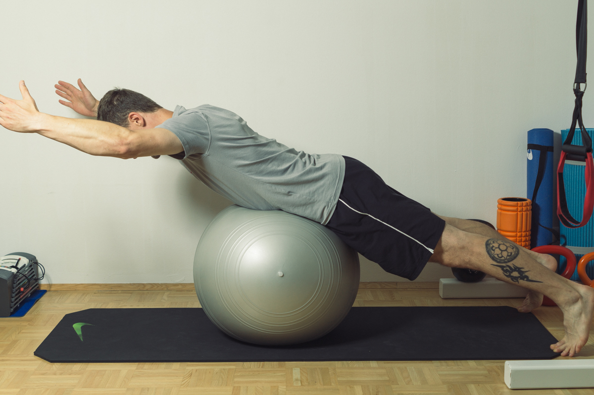 Schulterübung auf dem Gymnastikball Schulterübung auf dem Gymnastikball